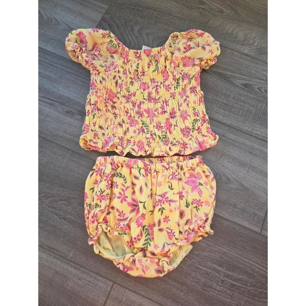 Old navy baby girl outfit 18-24 mos